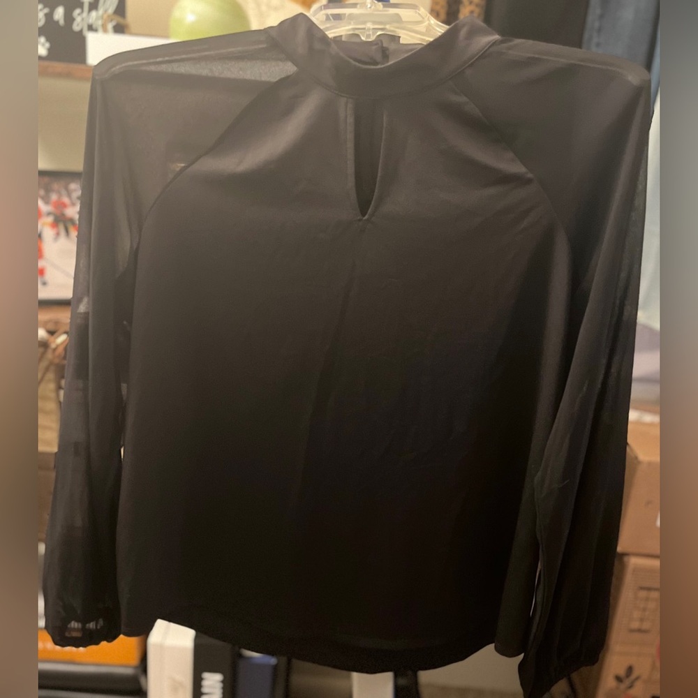 🚨SALE🚨Worthington keyhole black top with sheer sleeves
